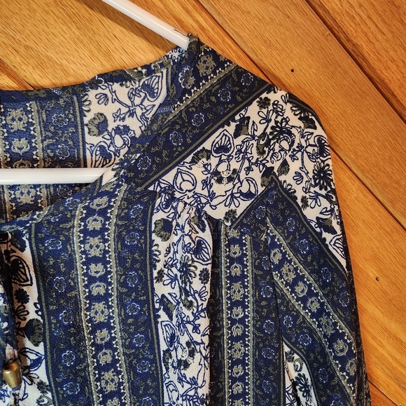 Rue 21 blue and white floral striped long sleeve blouse size medium - Picture 5 of 11